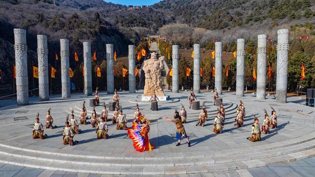 山西高平第四届炎帝灯会启幕：赏花灯、游古建、品年俗
