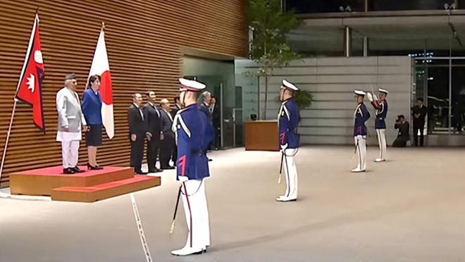 尼泊尔总统访日高市拒握手却帮穿衣服半小时会谈毫无营养