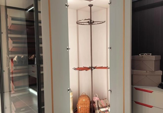 回家脱下衣服放在哪里？别扔沙发上学学年轻人设计干净又高级